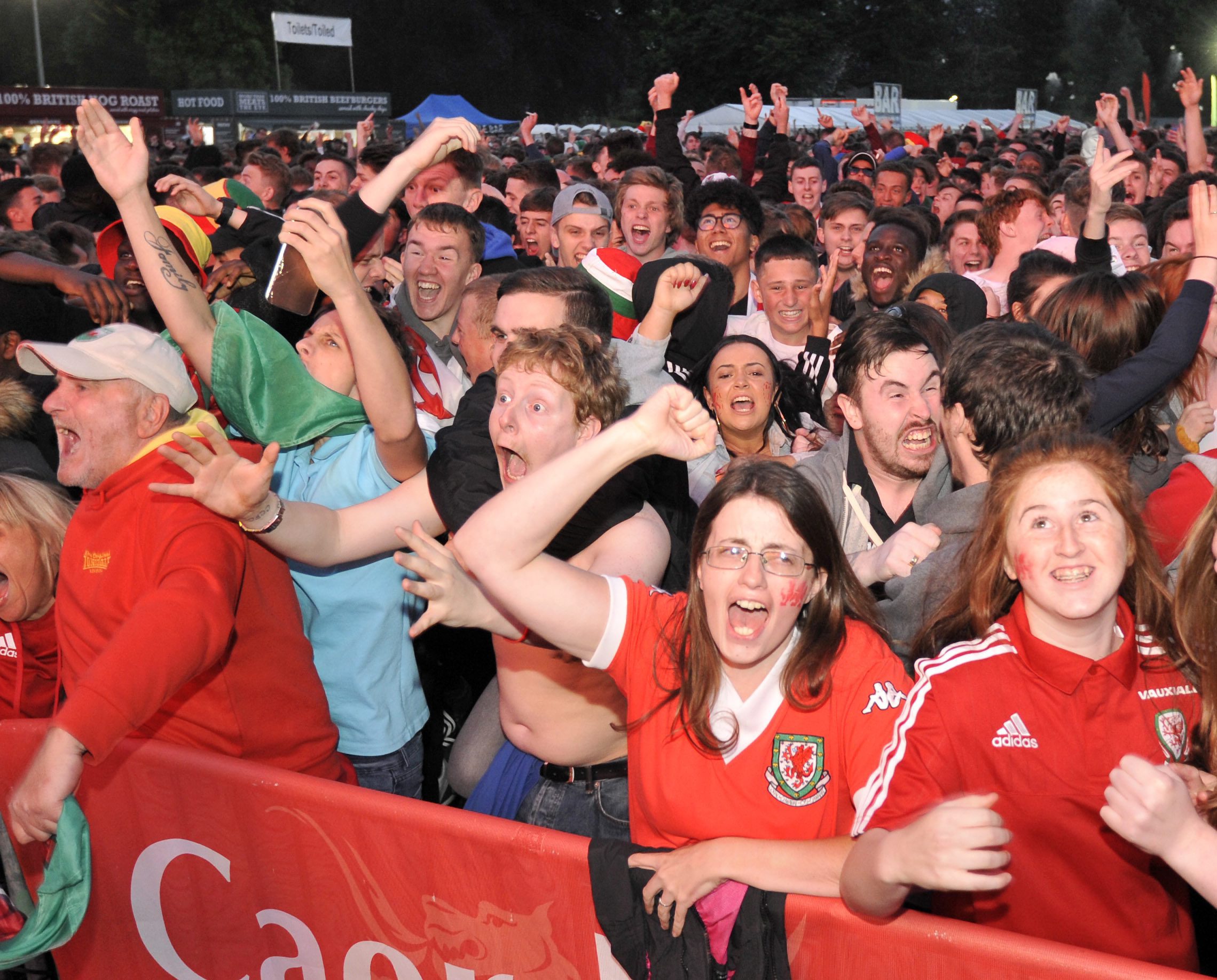 Jalkapallohuuma on huipussaan Walesin Cardiffissa