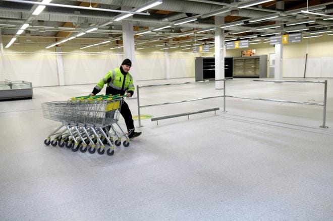 Omistajat pitivät muutama viikko sitten siivoustalkoot, mutta ostoskärryille Antti Korven piti vielä etsiä uusi paikka. KUVAT: ANU NAHKALA
