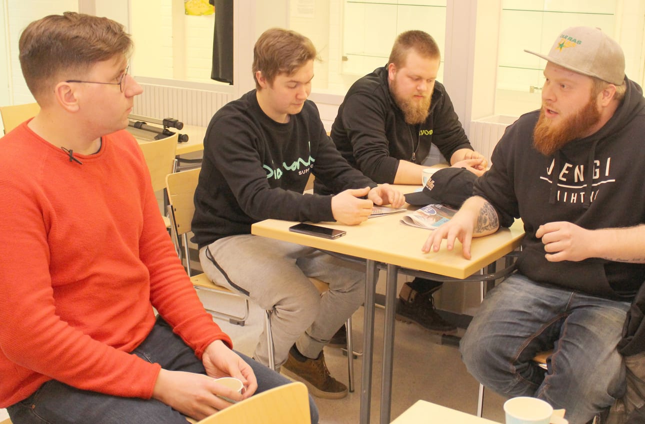 Pyhännällä eduskuntavaalien vaalipaneelin alkua odotellessa Sebastian Tynkkynen (PS) jutteli pyhäntästen Kasper Pahkalan, Matan ja Henri Revon kanssa ajankohtaisista asioista.