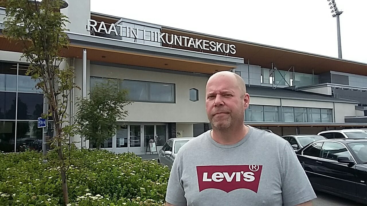 Isännöitsijä Jari Leviäkangas kiittelee liikuntakeskuksen henkilökuntaa nopeasta toiminnasta.
