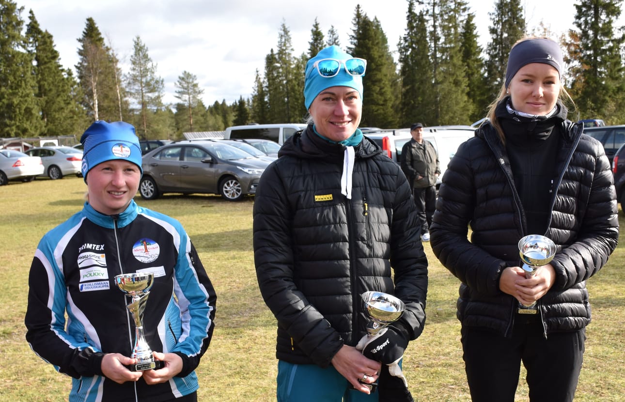 Kaarlon juoksun naisten 9 km: 1) Heli Heiskanen (kesk.), 2) Julia Nifakina (vas.), 3) Emilia Välikangas (oik.)