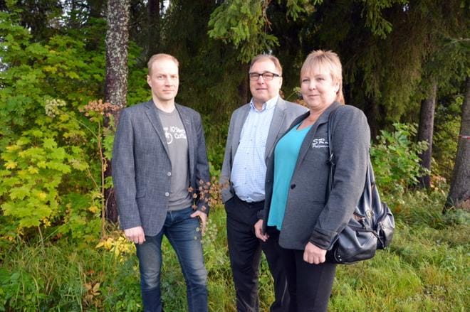 Janne Muhonen, Jaakko Raiha ja Pirjo Tammela vetivät Ähtärissä keskustelua jokamiehenoikeuksista tiistaina. Toisen omistamalla maalla saa kulkea lihasvoimin ja poimia marjoja, sieniä ja kukkia. KUVA: MIINA HAKALA
