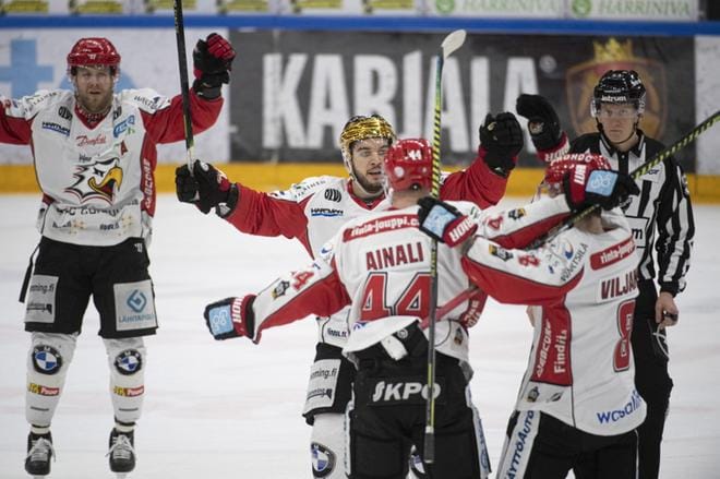 Sportin Roope Talaja, Chris DeSousa, Aleksi Ainali ja Valtteri Viljanen juhlivat joukkueensa toista maalia. KUVA: AGATA ANTTONEN / KESKISUOMALAINEN