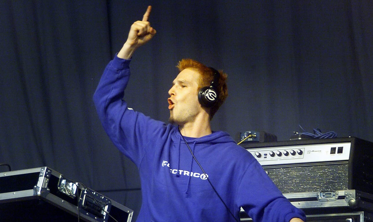 Darudella, eli Ville Virtasella on takanaan pitkä musiikkiura. Kuvassa Darude huudattaa yleisöä Oulussa Valkeat yöt -tapahtumassa vuonna 2001.