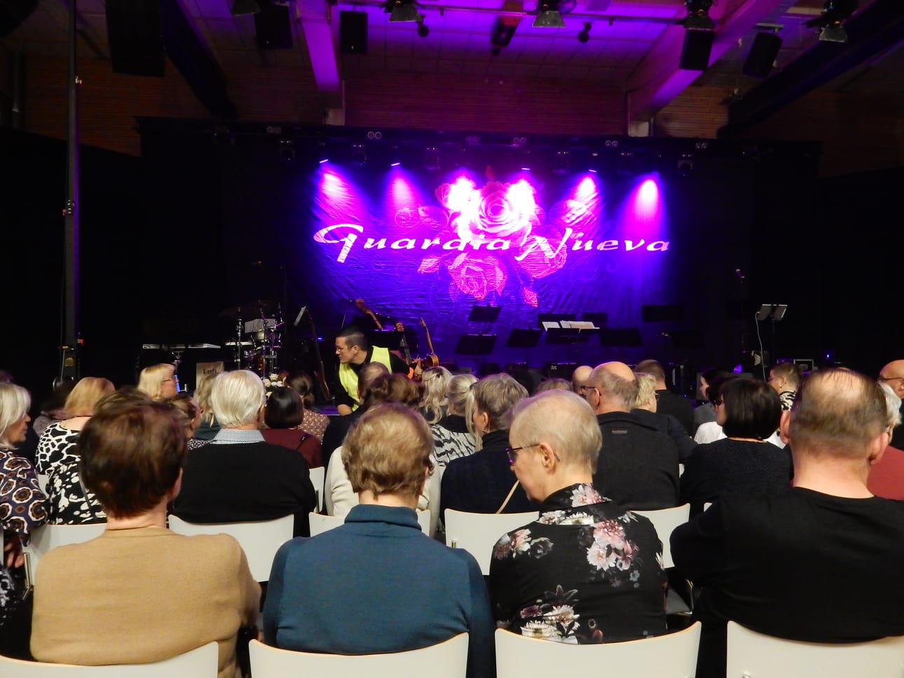 Oulaisten Musiikkiviikoilla oli miltei jokaisessa konsertissa katsomot täynnä väkeä. Tässä odotetaan lavalle Jarkko Aholaa ja Guardia Nueva -orkesteria.