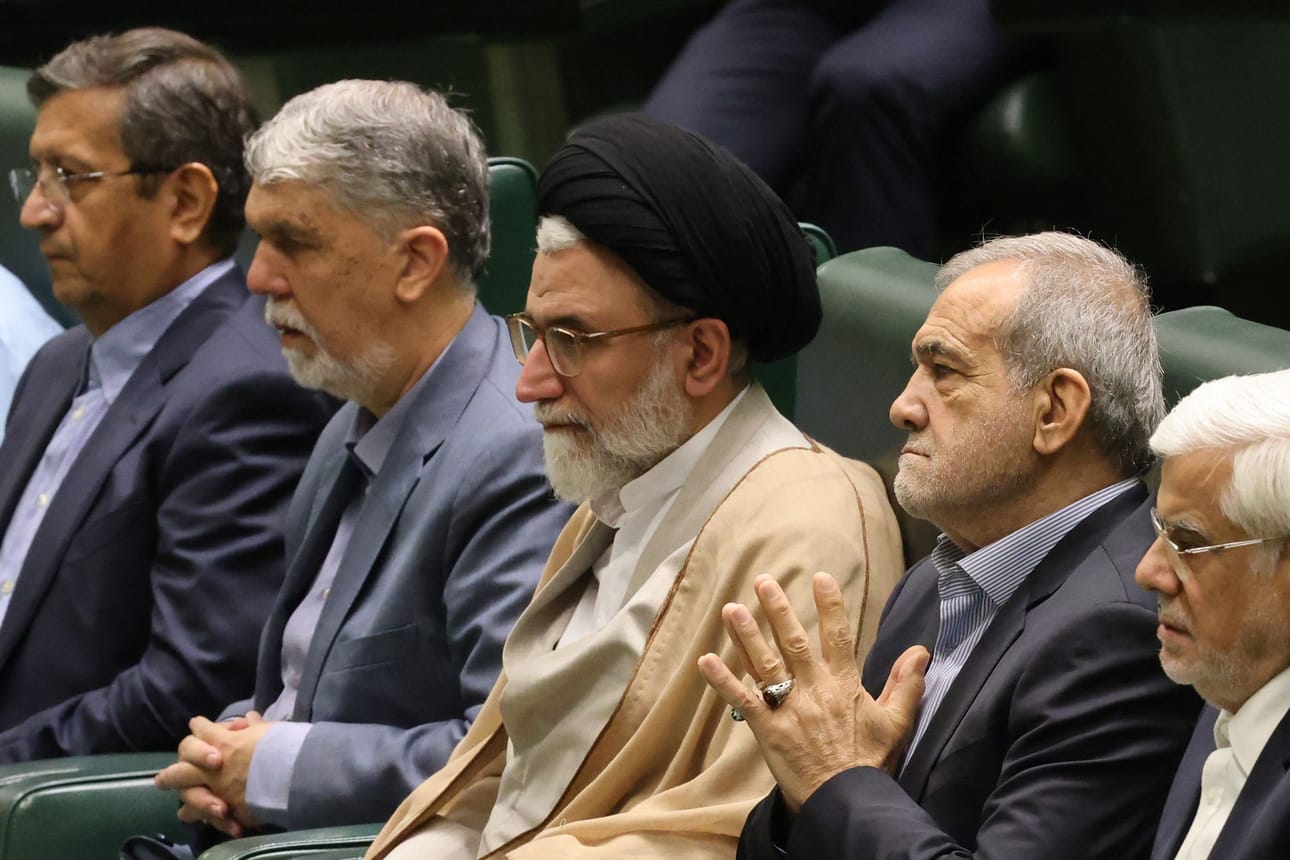 Iranin tiedusteluministeri Esmail Khatib (keskellä) Iranin presidentin Masoud Pezeshkianin vieressä ennen puhettaan parlamentin jäsenille Iranin pääkaupungissa Teheranissa tiistaina.