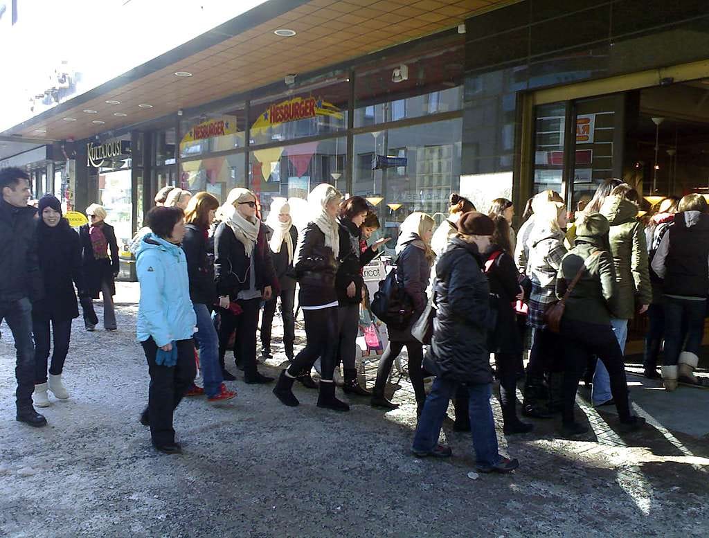 Gina Tricot -ketjun liikkeen avajaiset vetivät paljon nuorta väkeä Oulussa.