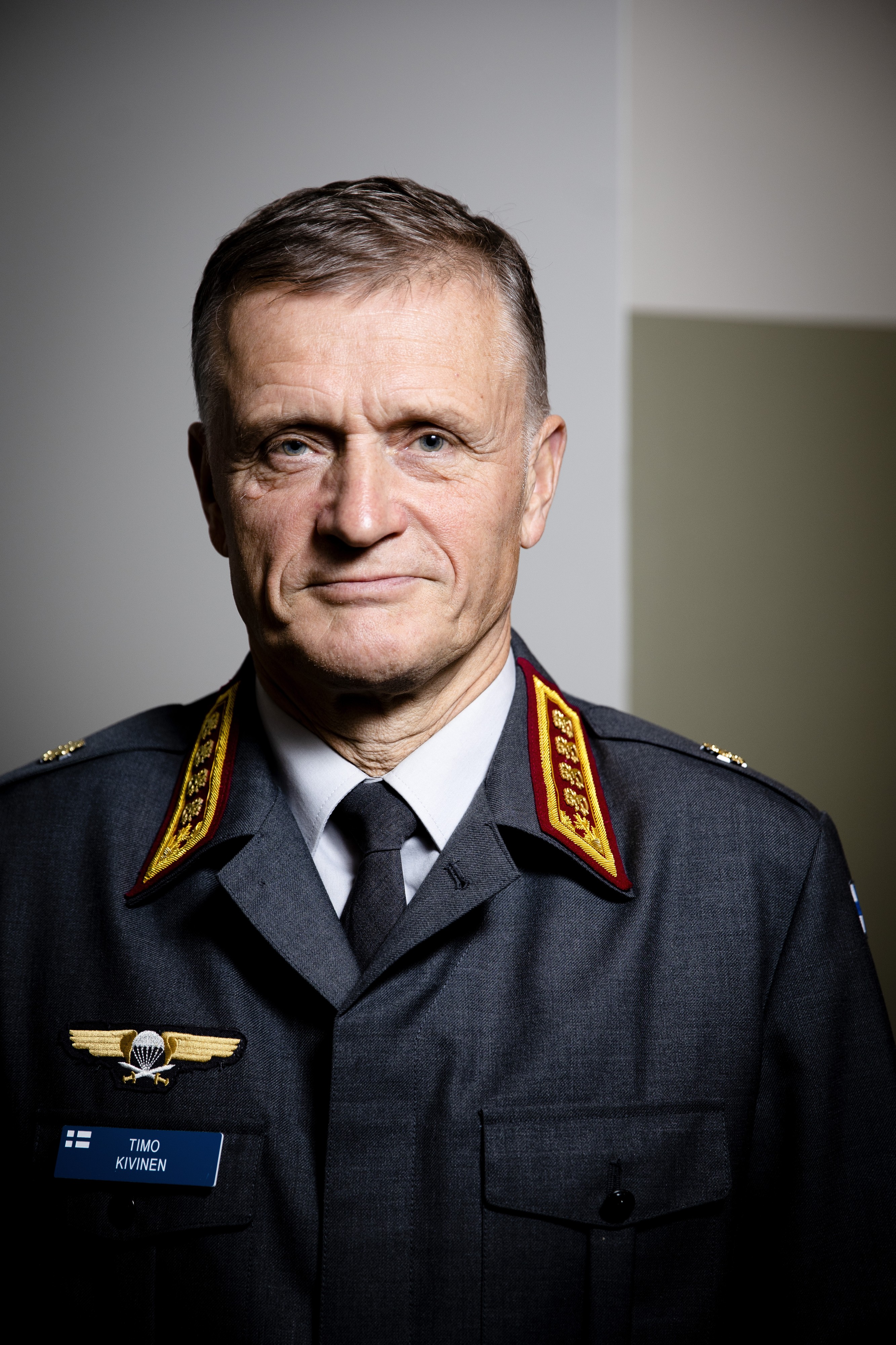 Kenraali Timo Kivinen aloitti komentajana elokuussa 2019. Hän on syntynyt ja kasvanut Lappeenrannassa.