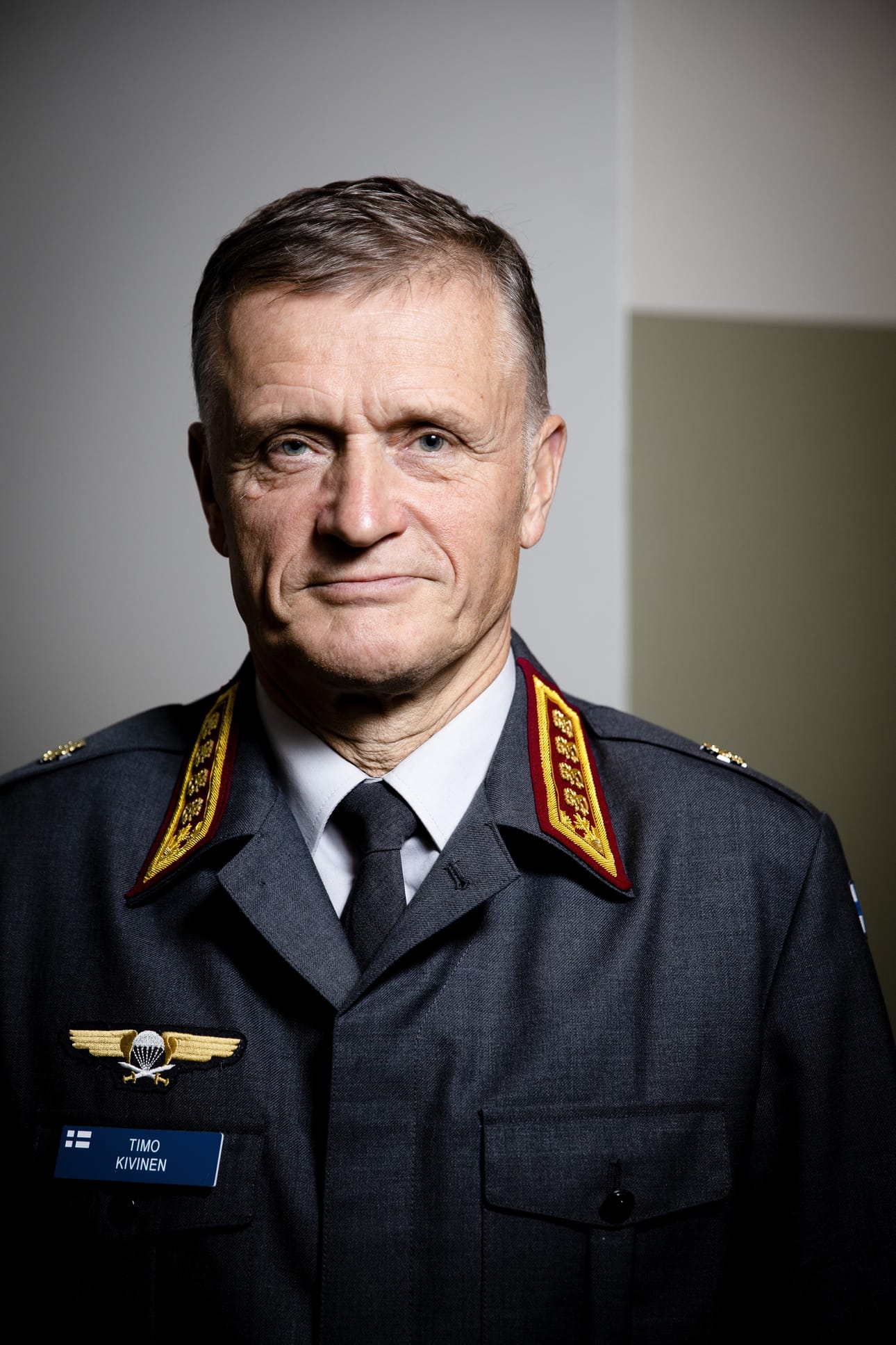 Kenraali Timo Kivinen aloitti komentajana elokuussa 2019. Hän on syntynyt ja kasvanut Lappeenrannassa.
