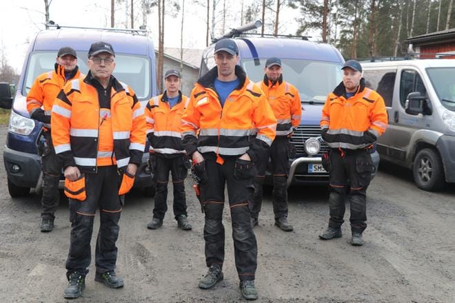 Harri Rinne (edessä vas.) ja hänen poikansa Marko luotsaavat Rinteen putki oy:tä. Yrityksessä työskentelevät myös Matti Kankaanpää (vas.), Reijo Alanen, Tuomas Kujala ja Kyösti Keski-Sikkilä.