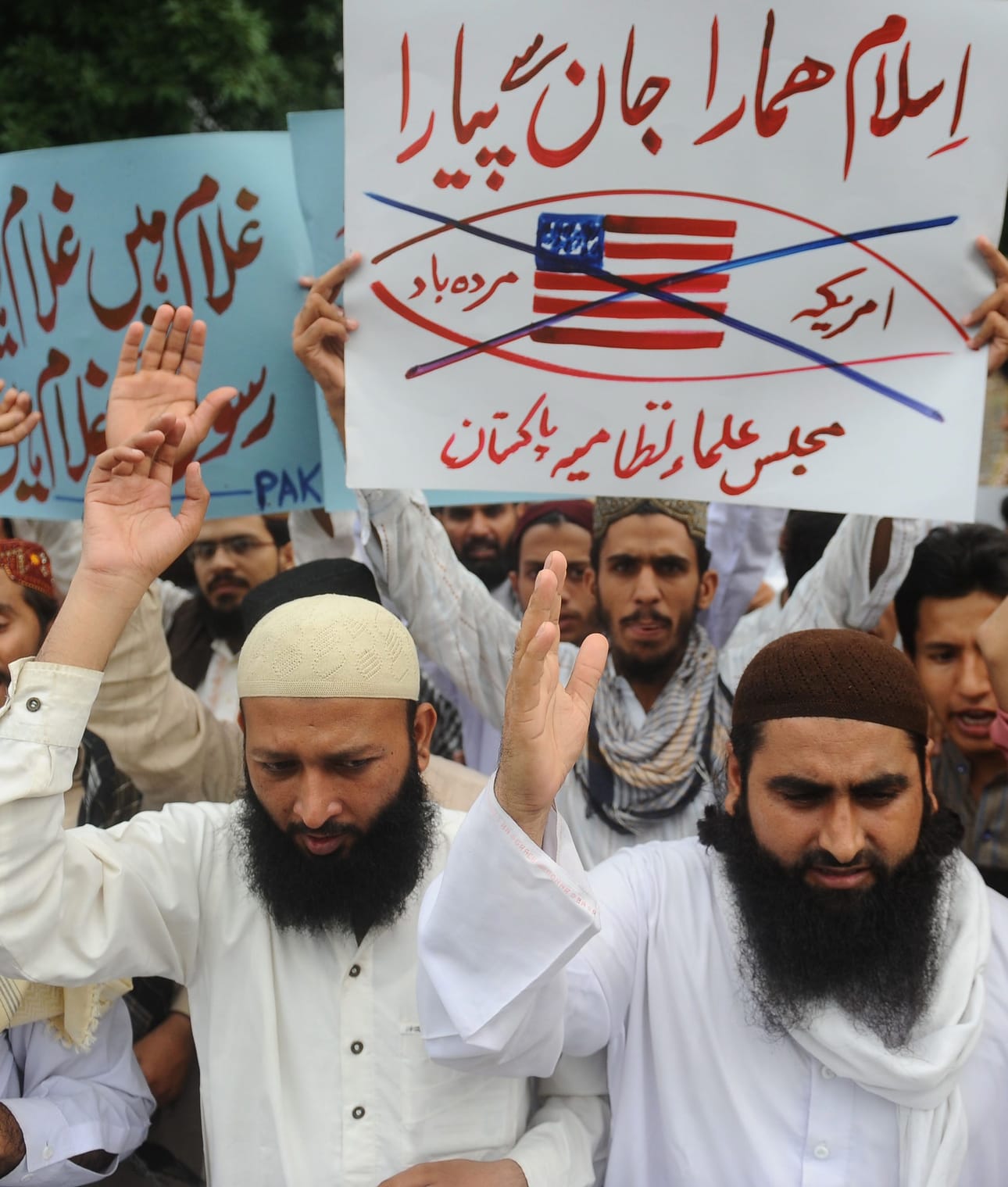 Pakistanilaiset osoittivat mieltään islamia rienaavaa elokuvaa vastaan Lahoressa Pakistanissa.