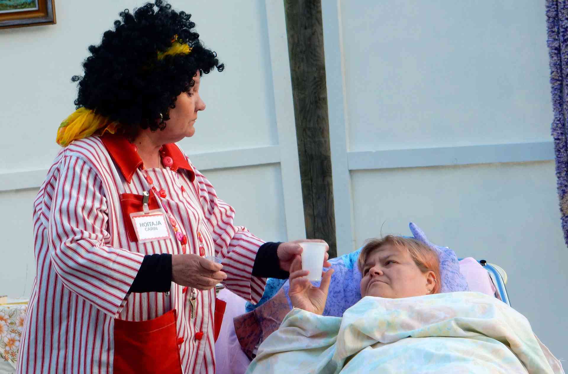 Kesäteatteriesitys haastaa myös katsojan pohtimaan omaa arvomaailmaansa ja asenteita. Kuvassa hoitokodin hoitajaa näytellyt Irma Saastamoinen ja asukasta esittänyt Marja Raudaskoski.
