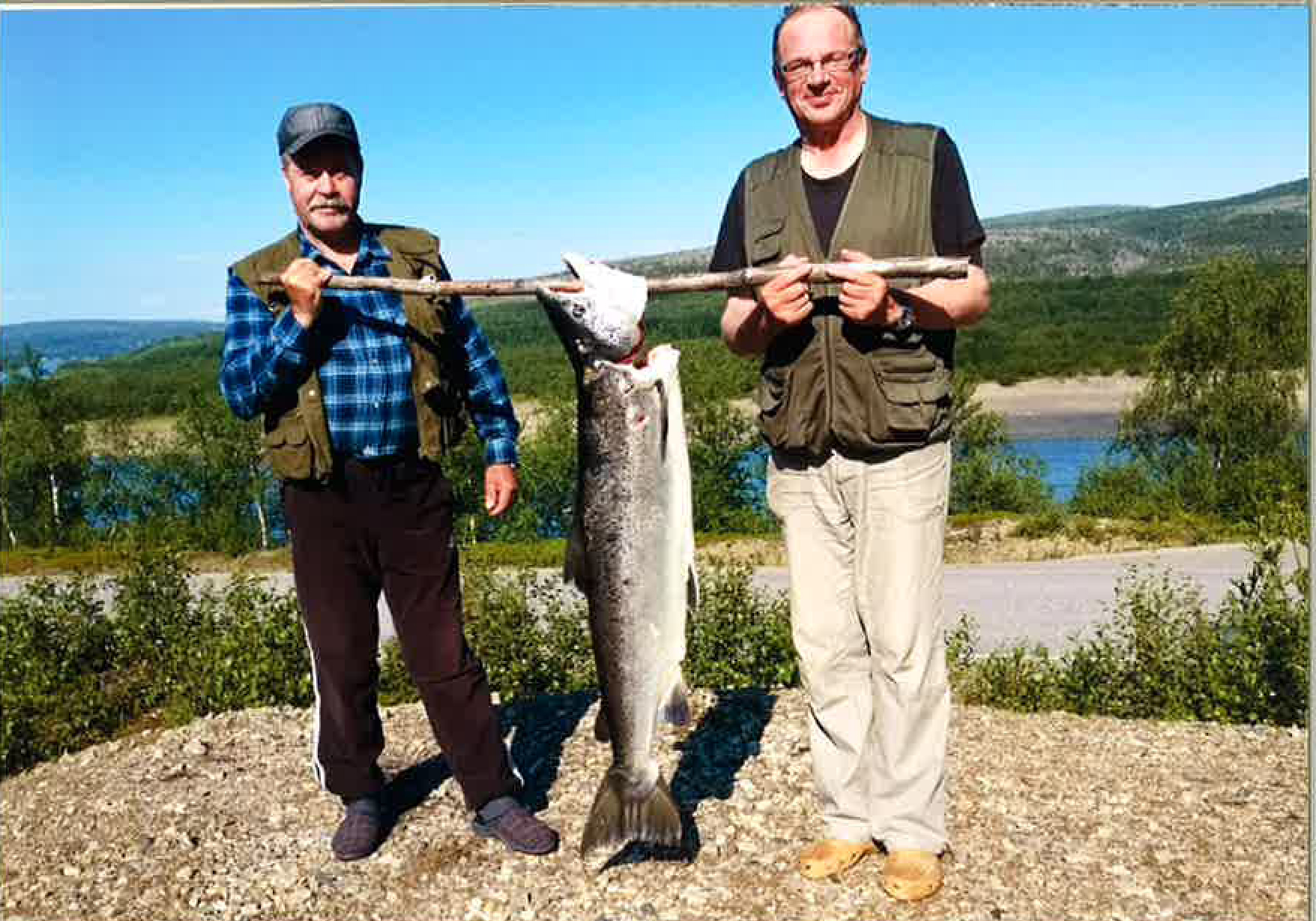 Aimo Kilpelä (vas.) ja Kalervo Ojala soutivat perholla liki 18 kilon kalan Tenosta viime viikon keskiviikkona.