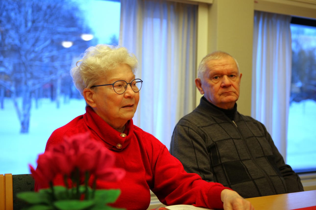 Eija ja Pentti nauttivat juhlassa maittavasta ruoasta sekä yhteisöllisyyden tunteesta.