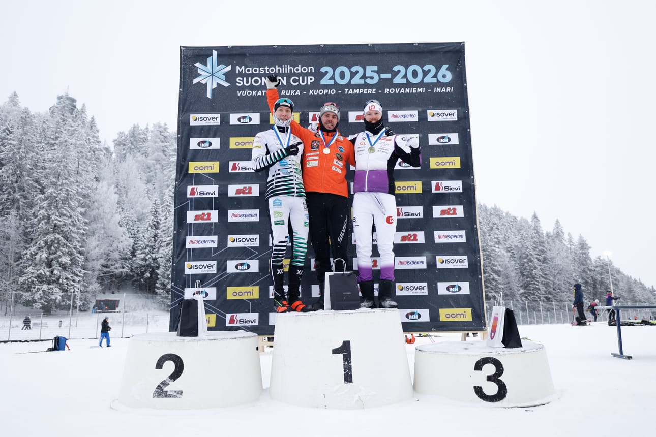 Voittaja Markus Vuorela, toinen Olli-Pekka Laitila ja kolmas Emil Liekari palkintopallilla miesten 10 km:n väliaikalähdön (V) jälkeen hiihdon SM-kilpailuissa Kuopiossa 10. tammikuuta.