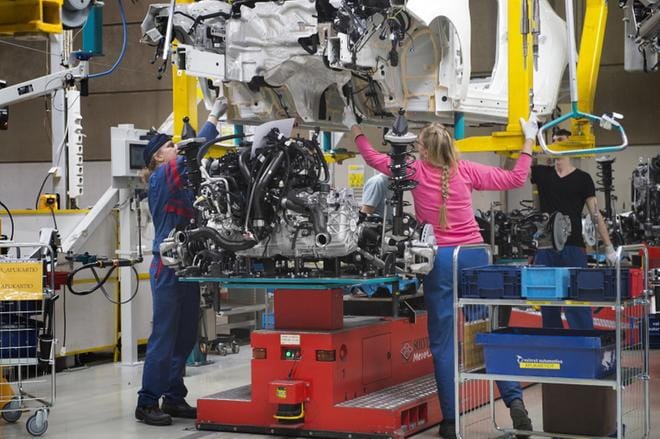 Valmet Automotiven tehtaalla valmistetaan muun muassa Mercedes-Benzin A-sarjan autoja. Yhtiö on rekrytoinut viime aikoina paljon uusia työntekijöitä. Kuva: Kimmo Penttinen