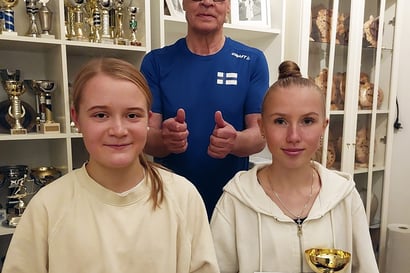 Niittomiesten juoksijalahjakkuudet ja maaotteluvalmennettavat Sara Säkkinen ja Eveliina Kujala saivat kannustusstipendit