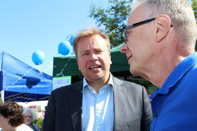 Keskustan johtoon tähtäävä puolustusministeri Antti Kaikkonen tapasi pohjalaisia perjantaina Kuortaneella. Kilpakumppani elinkeinoministeri Katri Kulmuni nähdään maakunnassa elokuun puolivälissä. KUVA: MINNA HIIRONEN