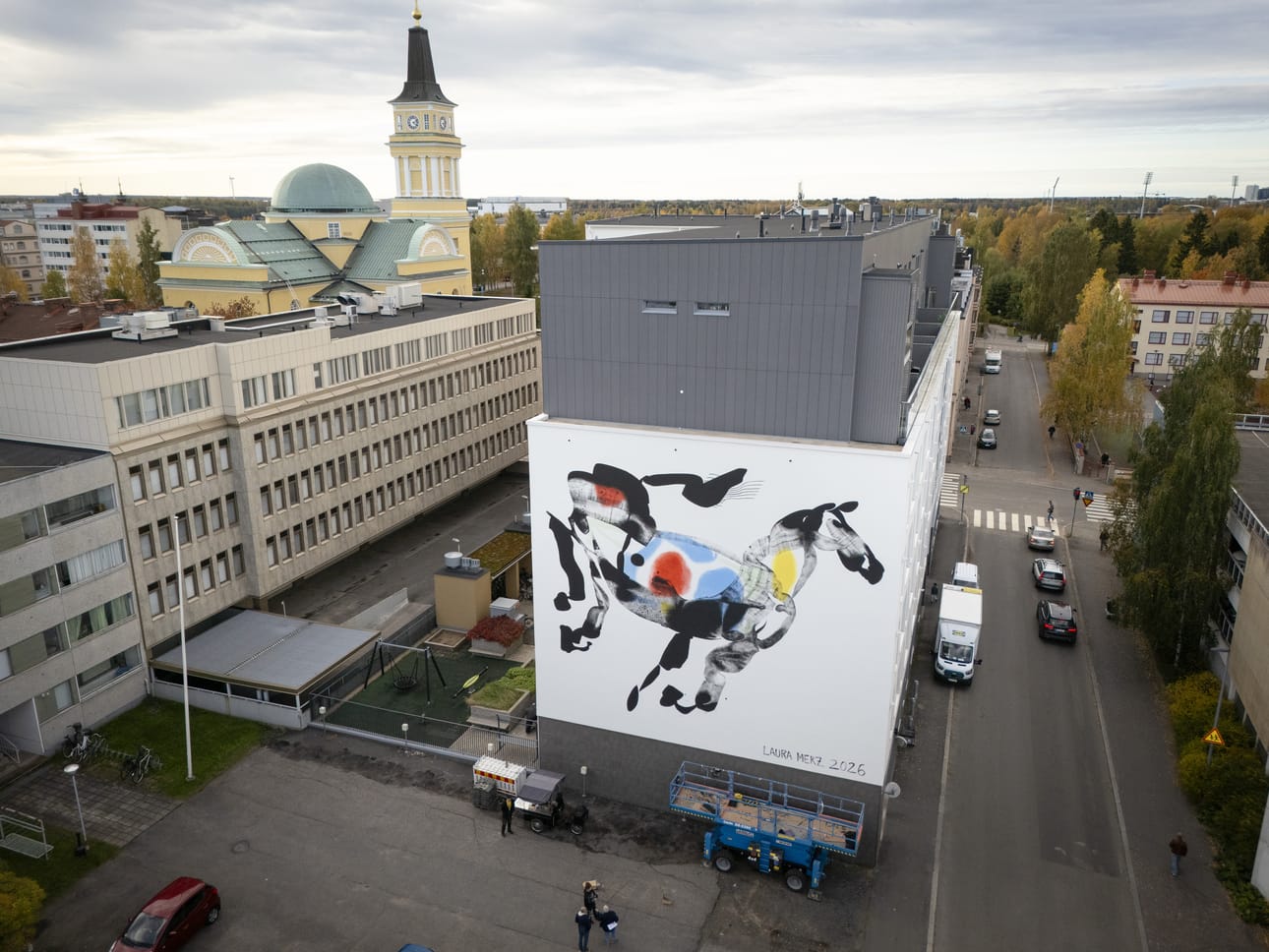 Kuvataiteilija Laura Merzin seinämaalaus on Heikinkadulla. Teos näkyy hyvin Lävistäjälle saakka.