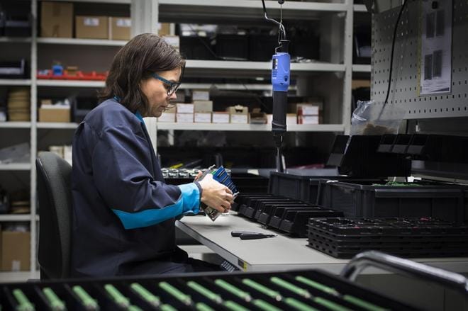 Mirva Ujanen rakentaa Cernille Sveitsiin toimitettavia suojareleitä Arcteq Oy:n tuotantotiloissa Palosaarella. ARKISTOKUVA: JARNO PELLINEN