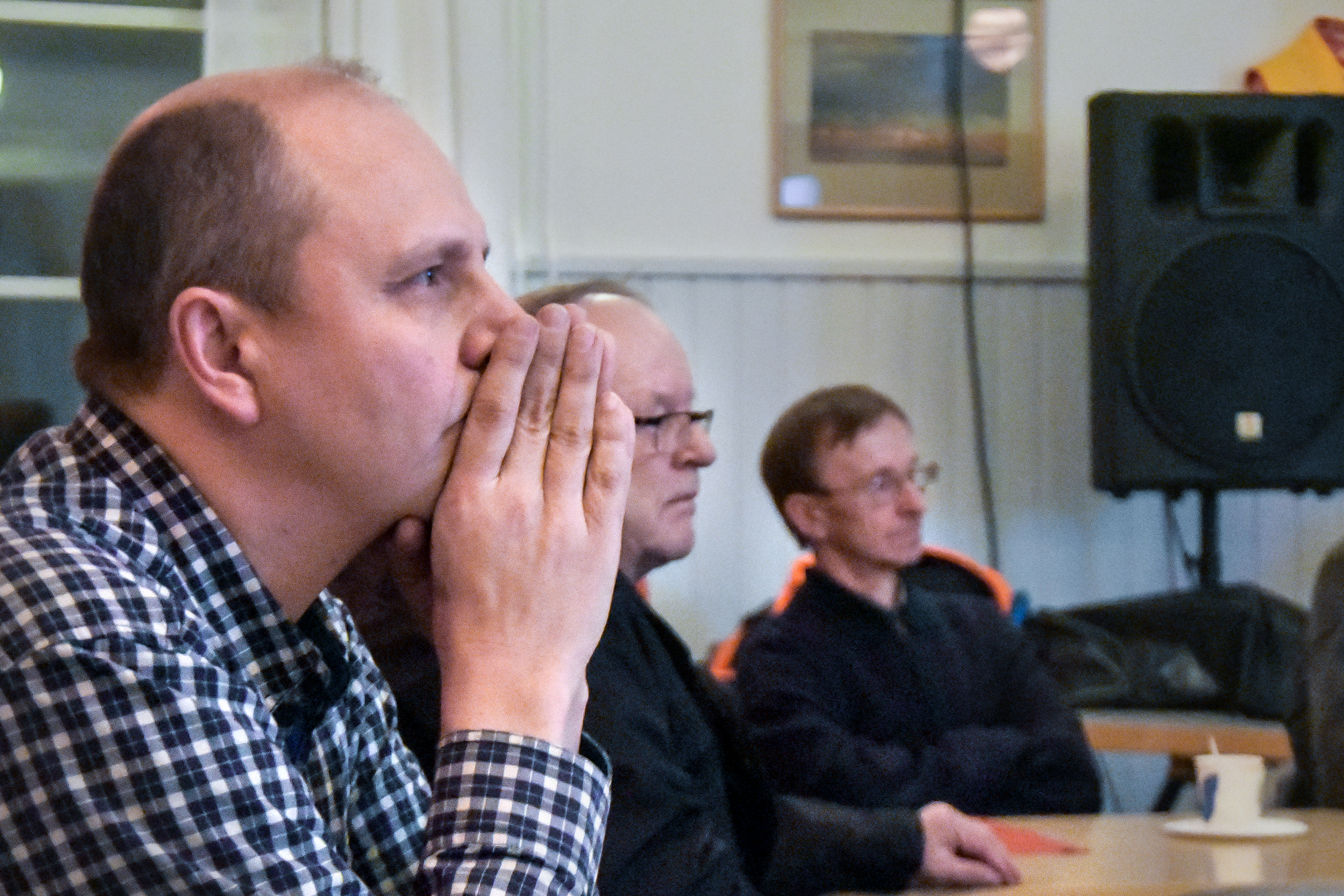 Posion metsänomistajien etuja ajava Jukka Höyhtyä tenttasi tuulivoimaihmisiä muun muassa kotkista ja siitä, millaiset korvaukset posiolaiset saavat heidän mailleen vedettävästä voimajohdosta.