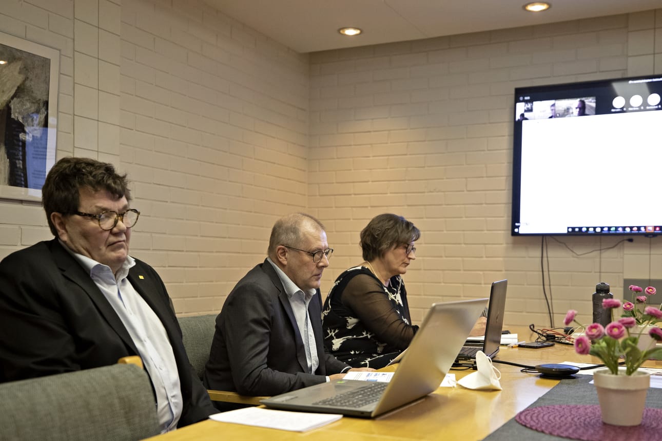 Etelä-Pohjanmaan rautatieyhdistyksen puheenjohtaja Harry Wallin, toiminnanjohtaja Jorma Vierula ja sihteeri Johanna Peltoniemi esittelivät torstaina yhdistyksen kannanoton Väyläviraston selvitykseen Suupohjan radasta. Joulukuun puolivälissä julkistetussa selvityksessä pidettiin radan korjaamista kannattamattomana.