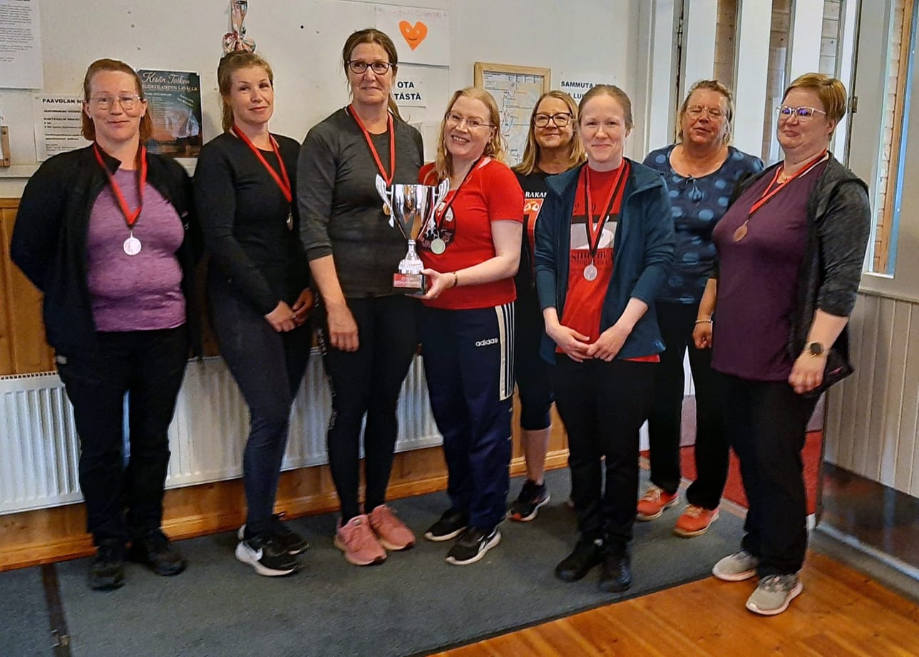 Naisten paripelin voittajat mitaleineen ja kiertopalkinto,peliin osallistuneet henkilöt vasemmalta: Suvi Honkamäki, Hanna Vilmusenaho, Heidi Vilmusenaho, Kirsi-Maria Hiltunen, Aija Haukka, Minna Pekkinen, Asta Juntunen ja Sanna Pekkinen.