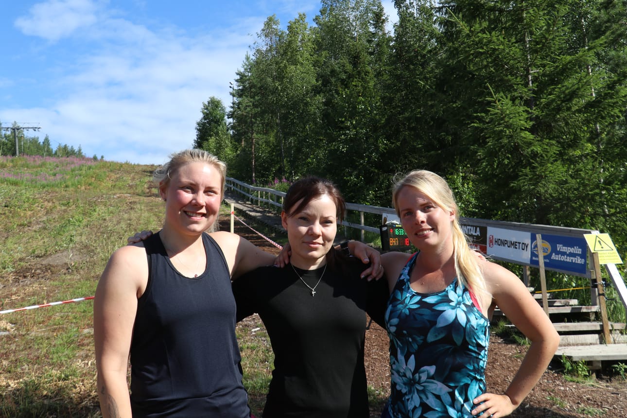Sini Ylitalo, Jonna Patana ja Anniina Heikkilä tulivat kisoihin edustamaan Vimpelin Vedon Lady Pesis -joukkuetta.