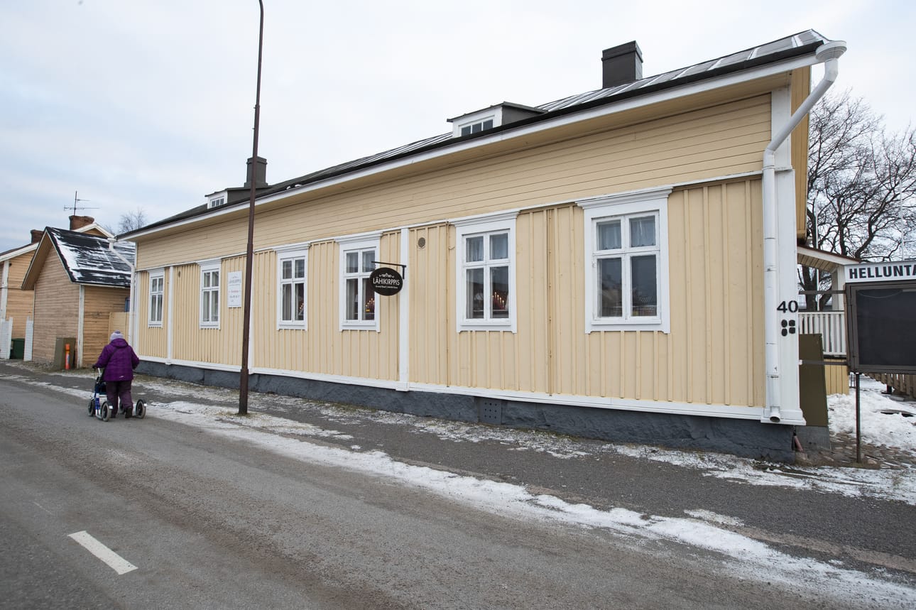 Maanantain jouluikkuna löytyy Helluntaiseurakunnan kirppikseltä Reiponkadulta.