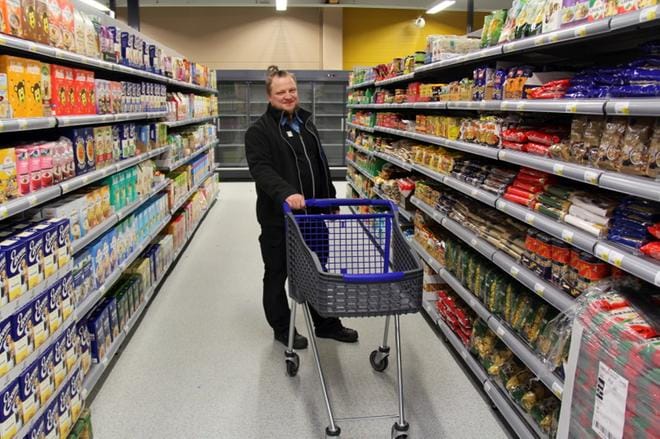 Marketpäällikkö Niko Kinnunen henkilökuntineen toivottaa tervetulleeksi Kortesjärven uuden S-marketin avajaisiin tämän viikon torstaina. KUVA: MIA KÄRKKÄINEN