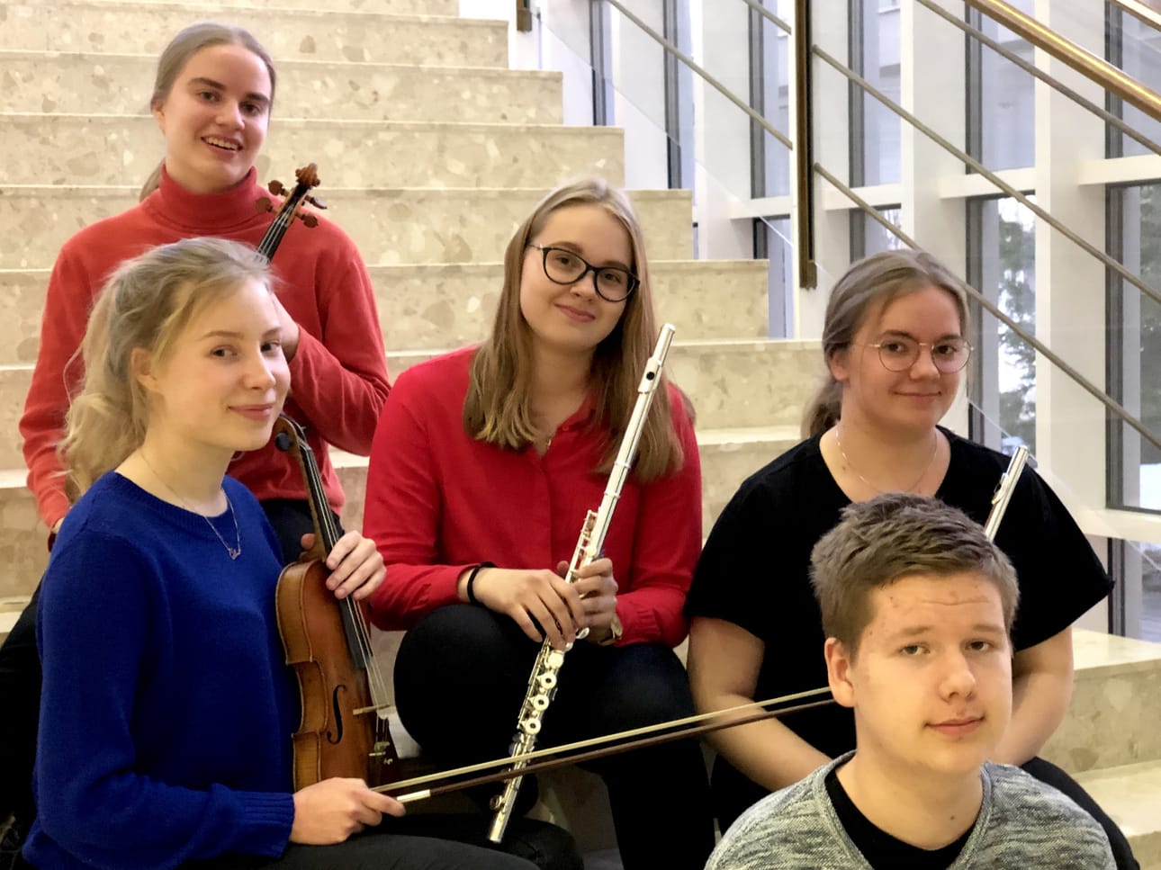 Siiri Janhunen (vas.)ja Annika Tornberg, viulu ovat Bachin konserton solisteina ja Susanna Törmänen, Milla Rontti ja Arttu Oikarainen, huilu ovat Gluckin huilukonserton tulkkeina
