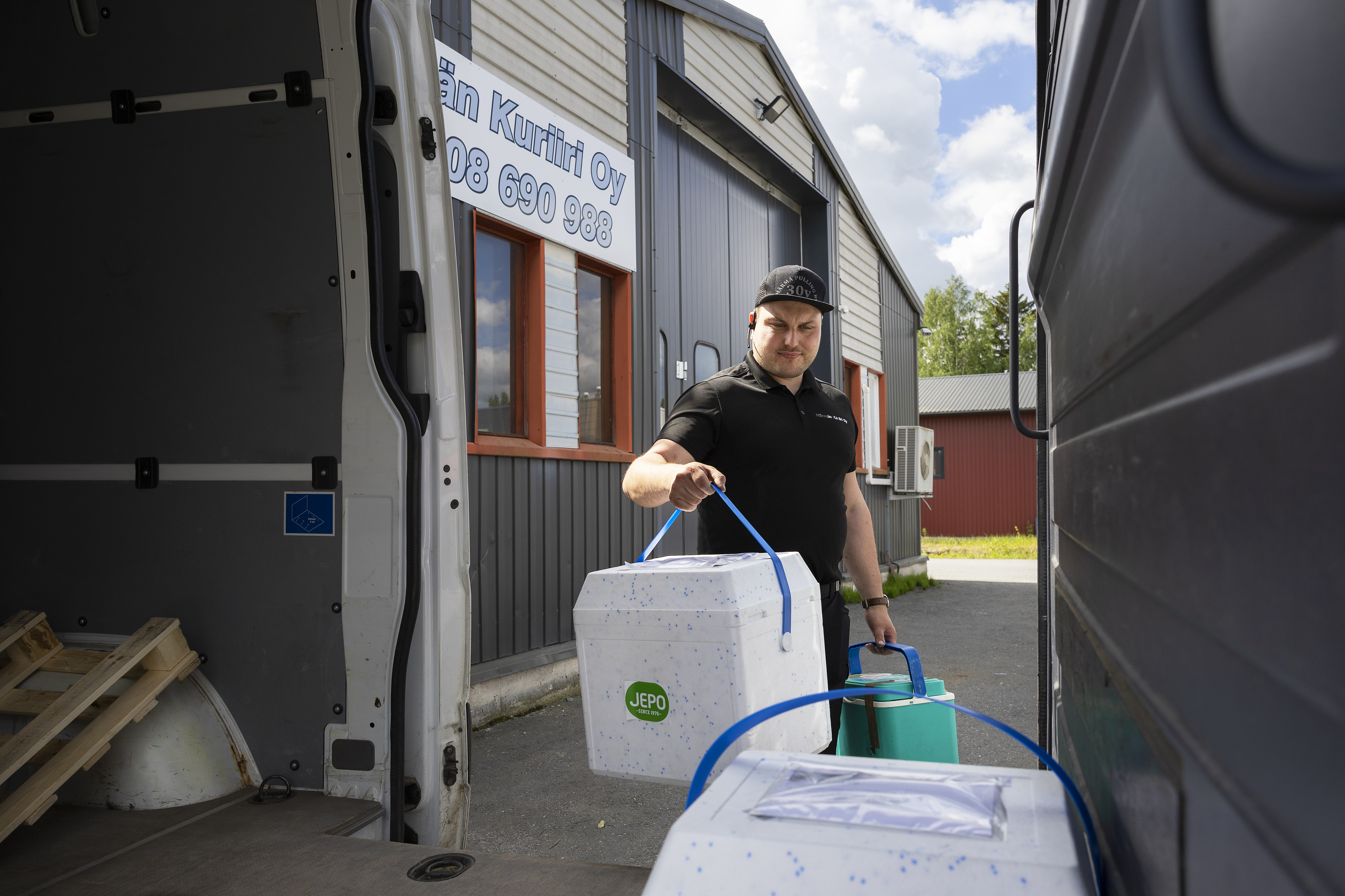 "Kun tulee mahdollisuus toteuttaa unelmansa, siihen pitää tarttua välittömästi" – Mika, 31, ryhtyi kuljetusalan yrittäjäksi keskellä maailman myllerrystä