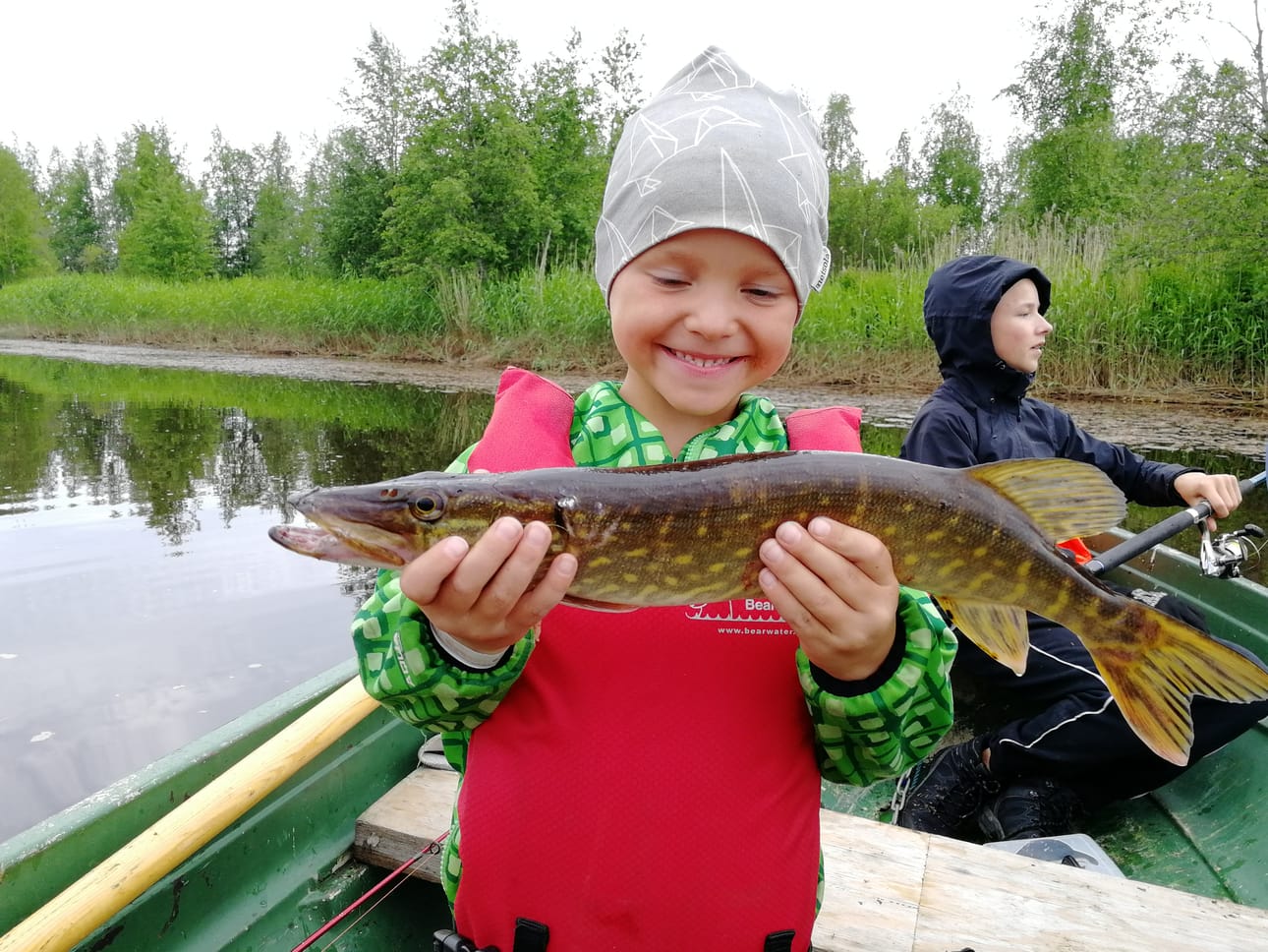 5-vuotiaan ilo ennätyskalan kanssa.