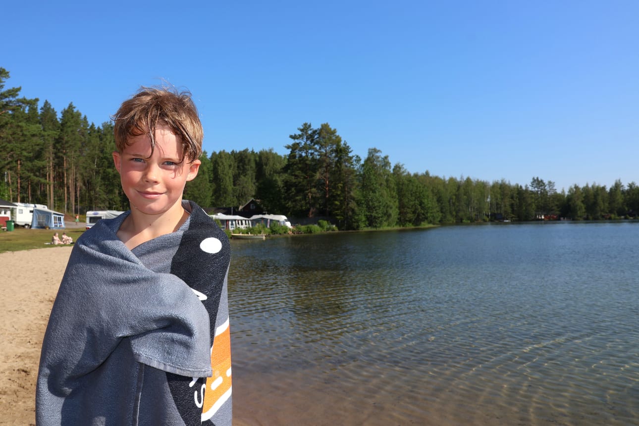 Ebbe Persson haluaa tulla joka kesä Isojoelle loman viettoon. Tiistaina aamupäivällä hän oli juuri ollut uimassa Kangasjärvessä.
