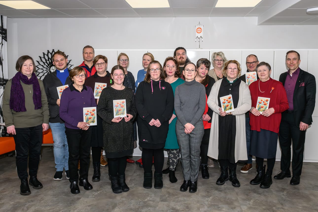 Kemin Seudun Osuuspankki jakoi 72 000 euron edestä joululahjoituksia. Kuvassa lahjoituksien saajien edustajia pankin toimitusjohtaja Jaakko Ovaskaisen (oik.) kanssa.