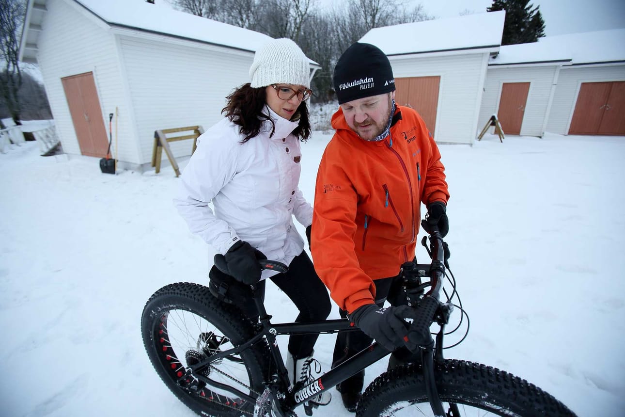 Fatbike-ajelu oli yhtenä teemana viime vuoden Puluvärkki Ice- tapahtumassa. Kuvassa Miska Eilola ja Timo Kesti lumipyörän kimpussa.