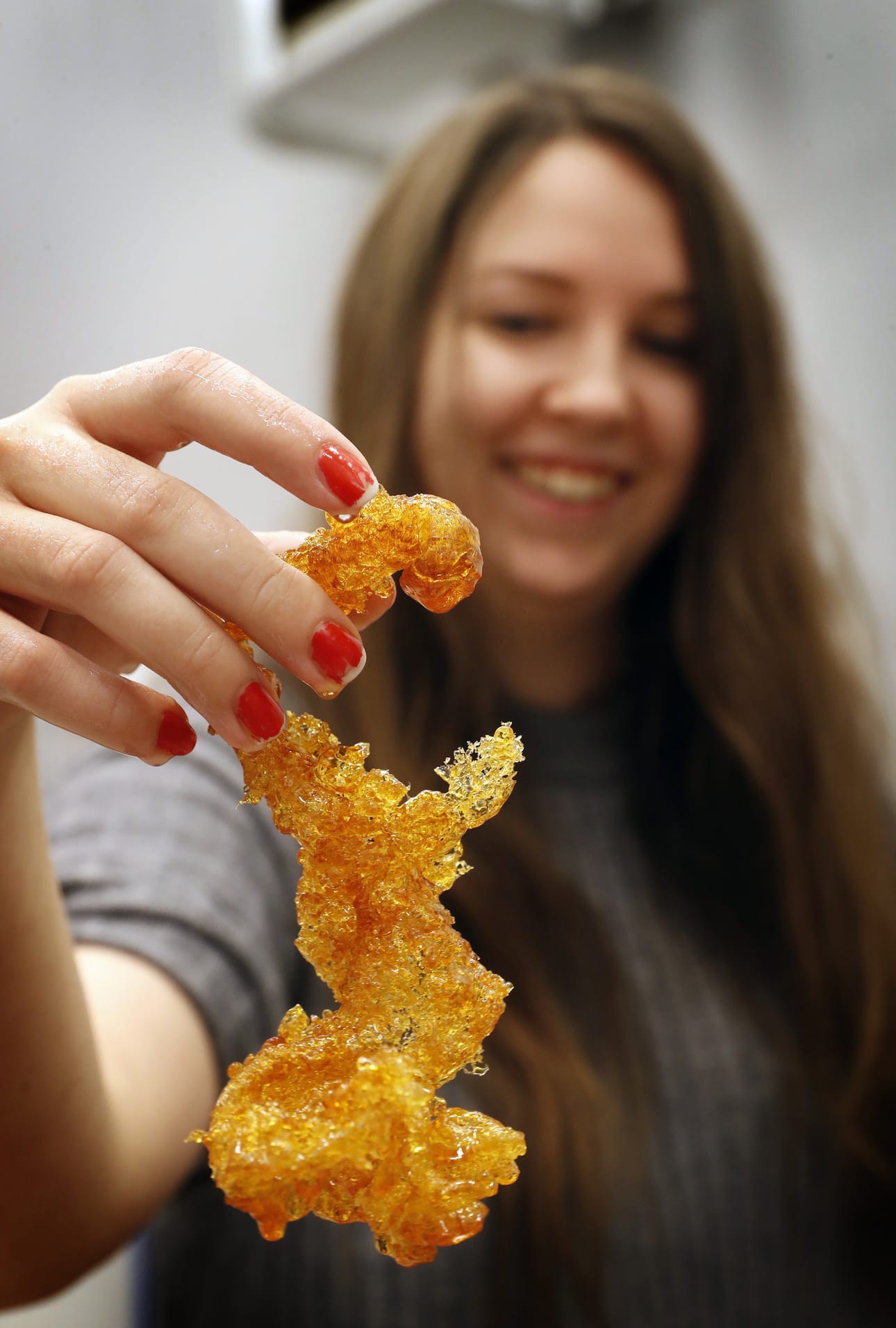 Emma Pulkkinen ja tulevaisuutta ennustava "sokeritina". Sokeri osoittatui hauraaksi ja vaati kovaa kuumennusta.