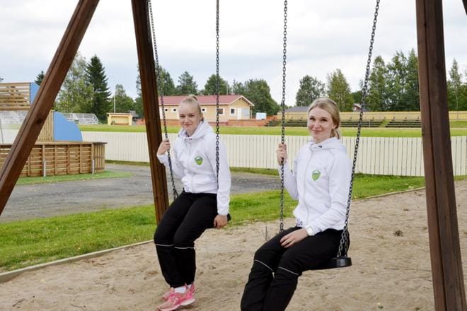 Janina Männikkö (vas.) ja Roosa Aho ovat tyytyväisiä Lappajärven kenttäolosuhteiden parantumiseen. KUVA: JUHO KORPELA