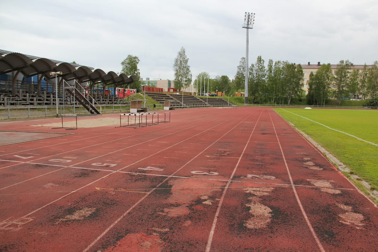 Kemin Sauvosaaren yleisurheilukentän juoksuradan pinta oli tosi huonossa kunnossa.