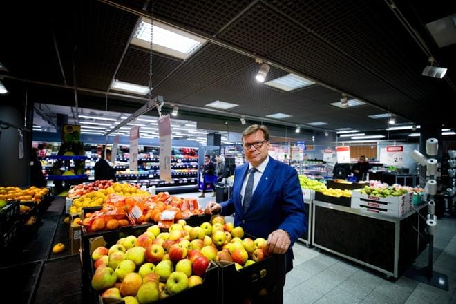 Keskon pääjohtaja Mikko Helander kävi Vaasan keskustan K-citymarketissa. Helander vieraili myös Laihialla. KUVA: JAAKKO ELENIUS