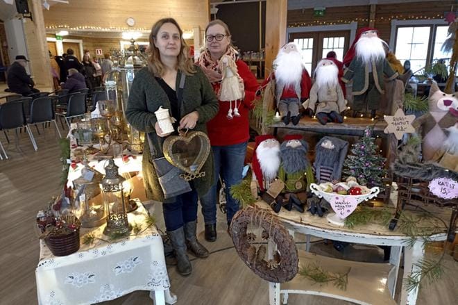 Siskokset Sari Lepistö (vas.) ja Satu Lepistö-Korhonen osallistuivat joulutorin myyjäisiin käsityötuotteilla. KUVA: MIIANELLA HERRALA