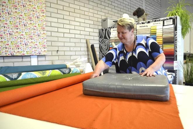 Luvattiin sponsata nuorisotilan sohviin uudet tyynynpäälliset, Margit Merikoski kertoo. Kaavoitus on jo käynnissä. Jatkossa Margitilla on aikaa suunnitella teknisiä saumaratkaisuja Närvijoen ja Seinäjoen välisillä työmatkoilla. KUVA: MARJUT HAAPANEN