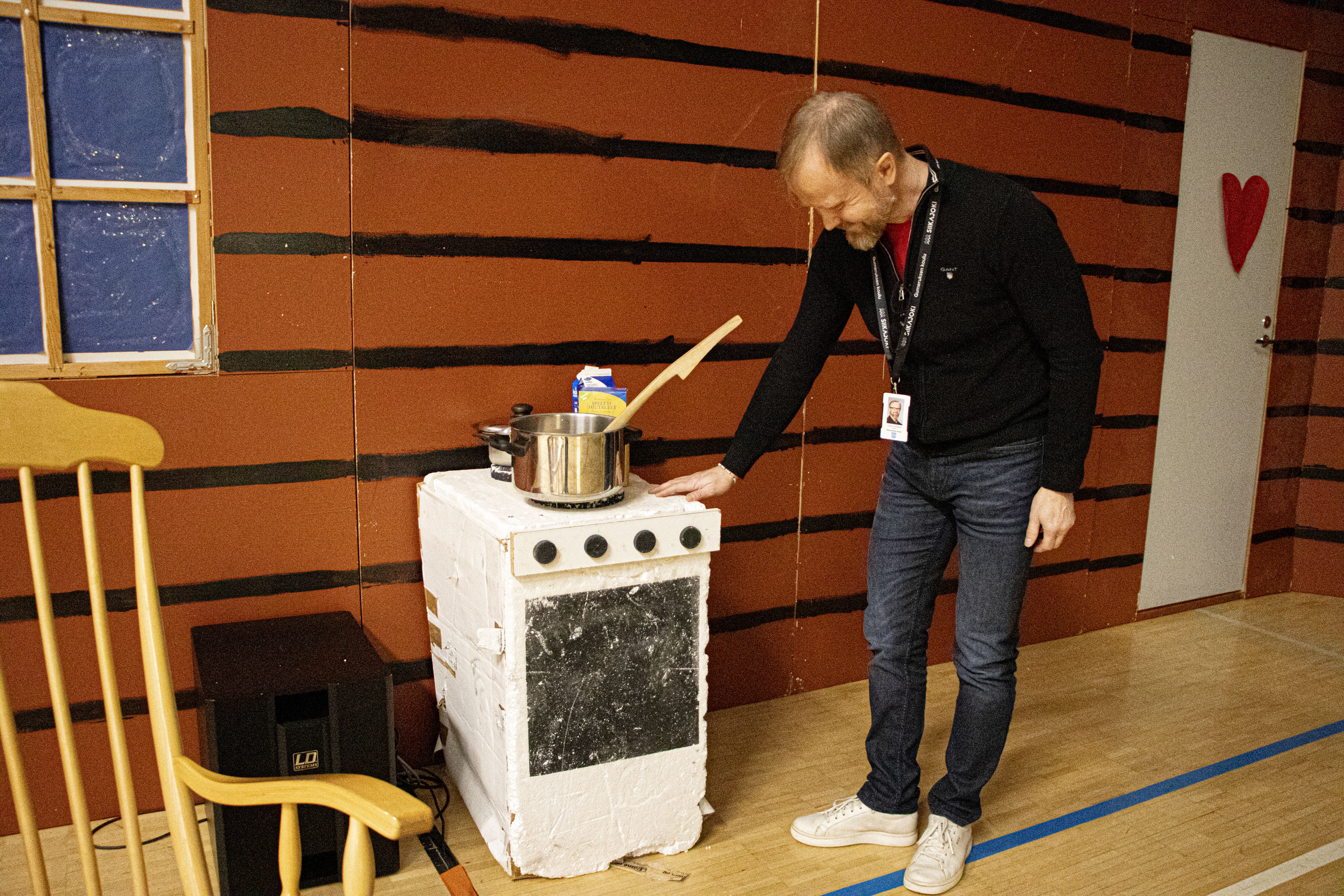 Gumeruksen koulun lavasteet ovat liki 35 vuotta vanhoja. Jusa Honkala taputtelee kauan palvellutta hellaa, joka on tehty styrokskuutiosta.