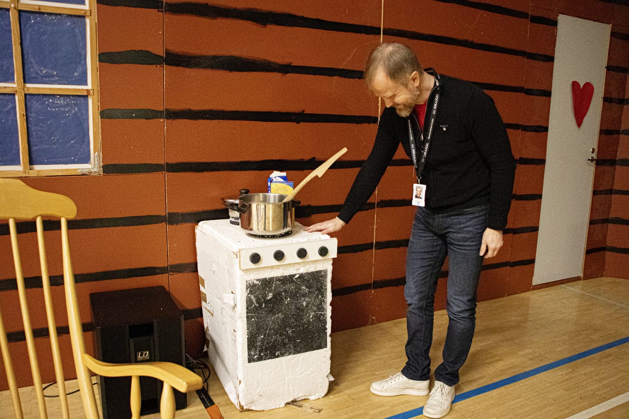 Gumeruksen koulun lavasteet ovat liki 35 vuotta vanhoja. Jusa Honkala taputtelee kauan palvellutta hellaa, joka on tehty styrokskuutiosta.