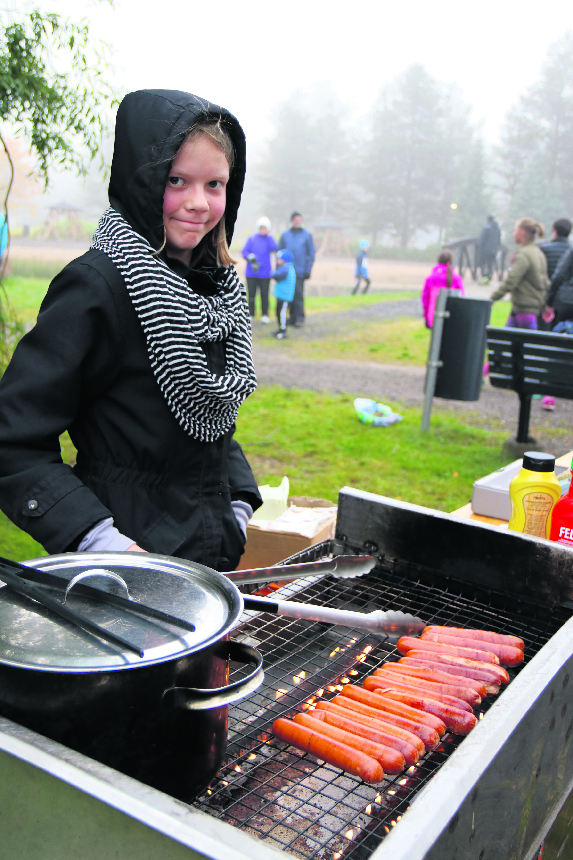 Kisamakkarat tulivat Halpa-Hallista. Paistovuorossa Jenna Juusola.