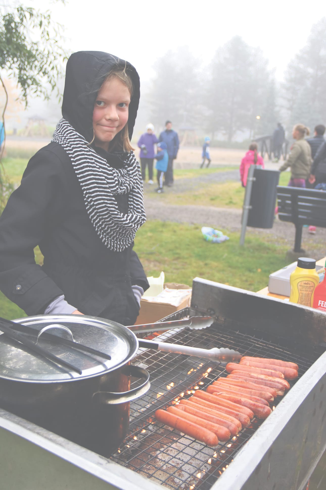 Kisamakkarat tulivat Halpa-Hallista. Paistovuorossa Jenna Juusola.
