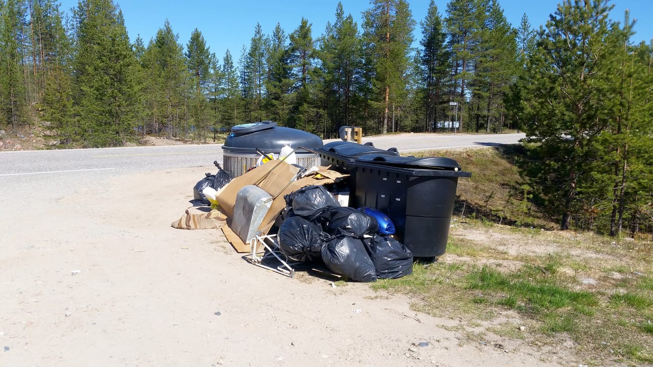 Karjalaisenniemellä sijaitseva jätemolokki sekä lasin- ja metallin keräykseen tarkoitetut säiliöt ovat vain 150 metrin päässä vesiosuuskunnan vedenottamolta. Molokin viereen on tuotu kaikenlaista roinaa.
