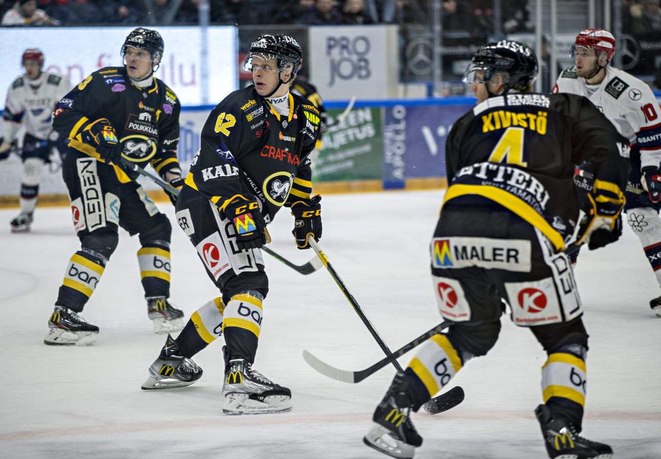 Joonas Kemppainen (vas.), Joel Olkkonen ja Tommi Kivistö seuraavat kiekkoa katseella.