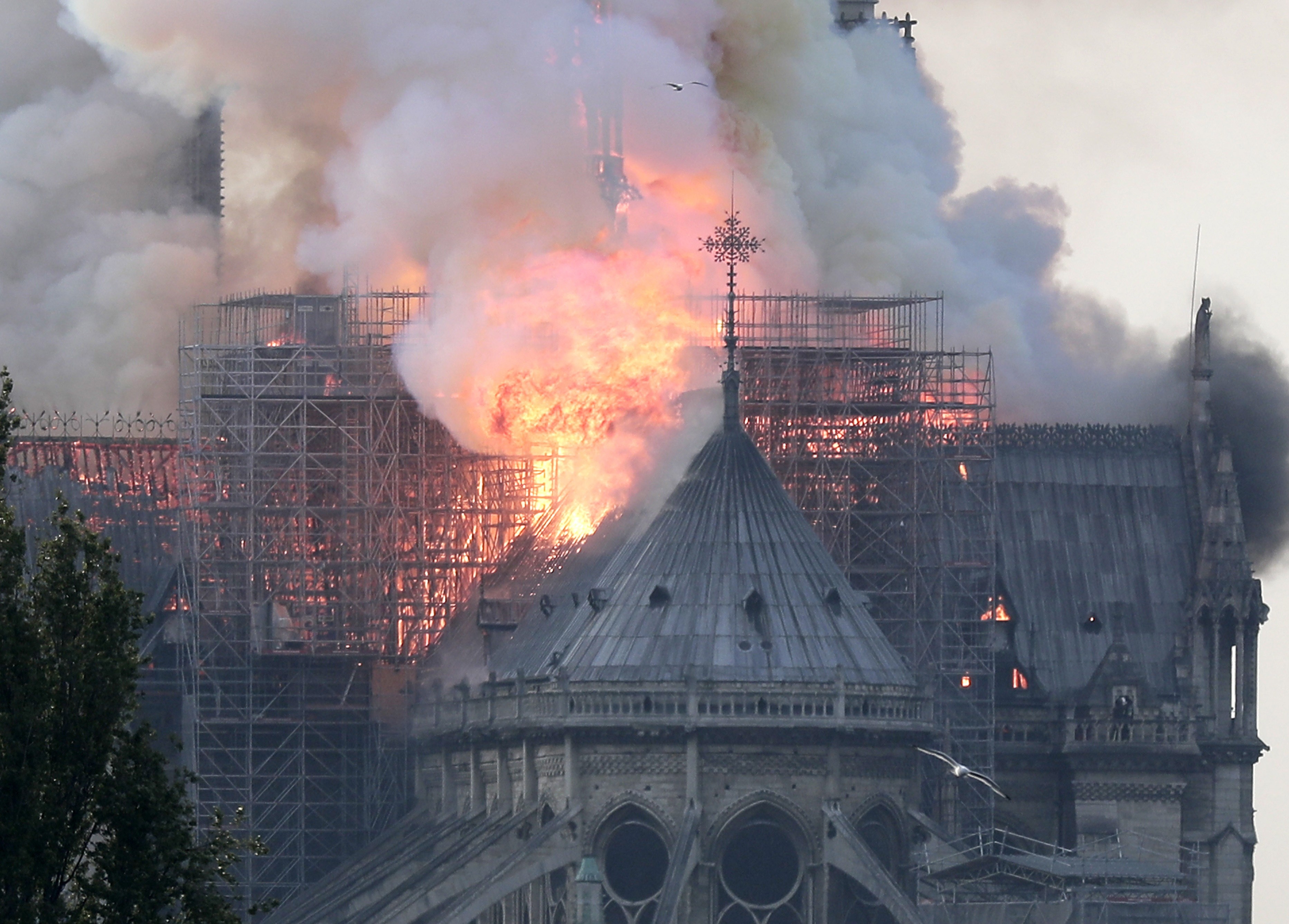 Tuli tuhosi katon, ja yksi kirkon torneista romahti. Notre Dame on yksi Pariisin maamerkeistä ja suosituimmista turistikohteista.