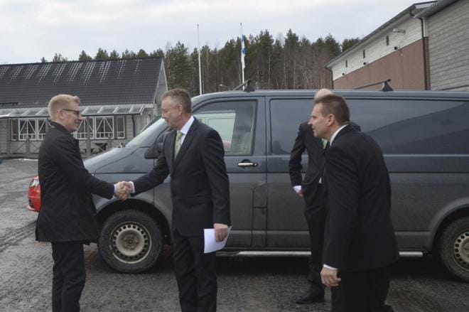 Ministeri Tiilikaista olivat Hoisko CLT:llä vastaanottamassa hallituksen puheenjohtaja Jukka Peltokangas sekä toimitusjohtaja Markku Herrala. KUVA: MARKKU TURPELA